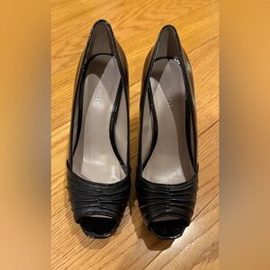 Nine West Black patent leather peep toe pumps 
Size 8
4inch heel